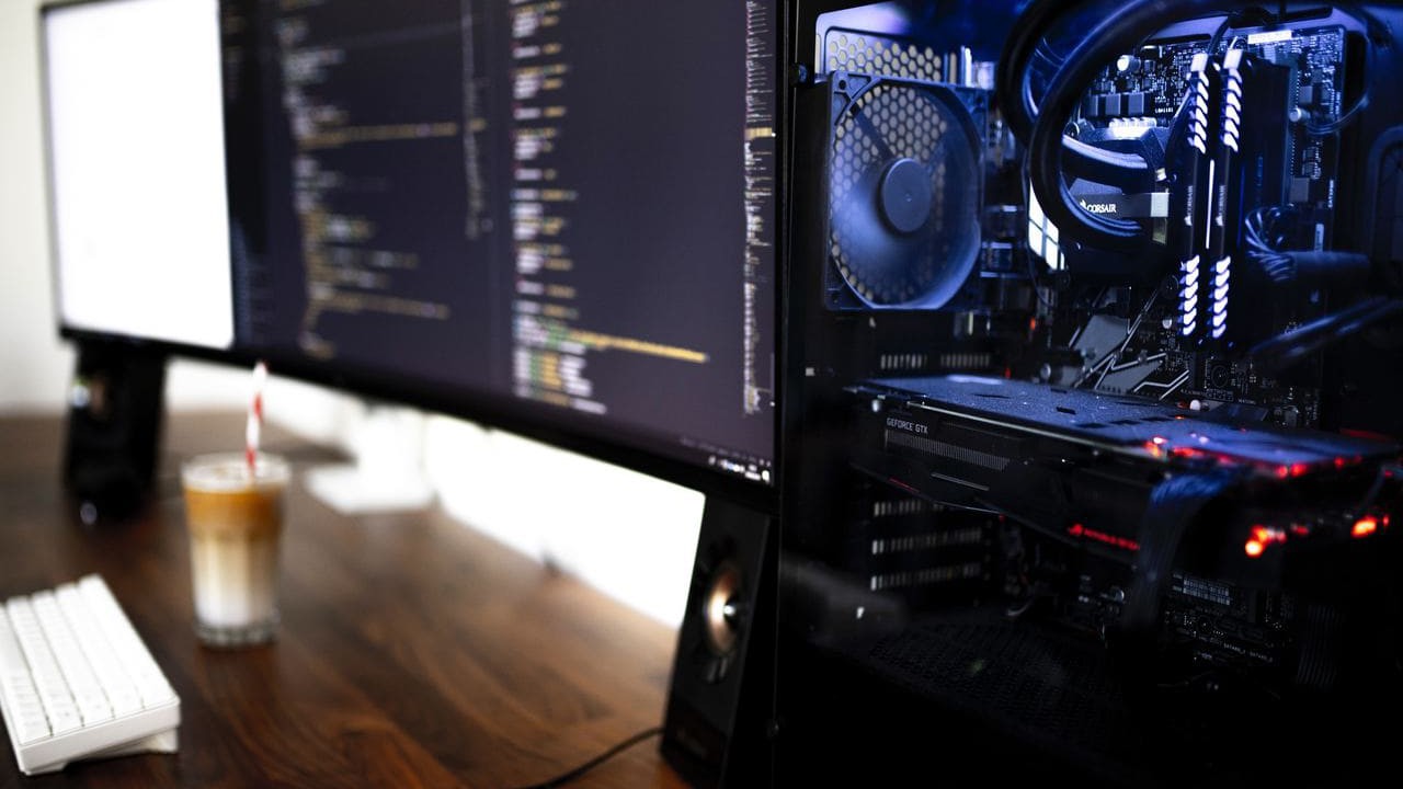 Computadora gamer con monitor